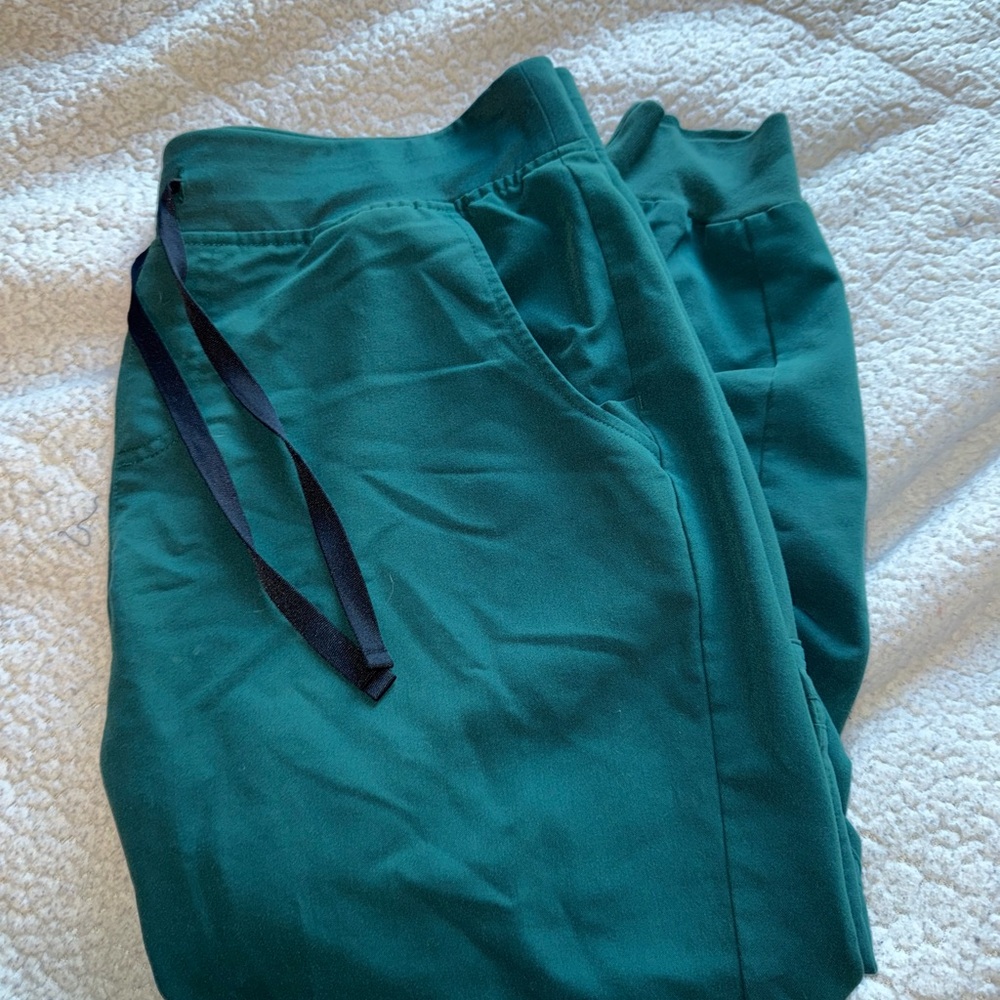 Figs: Women’s scrub joggers - Picture 3 of 4